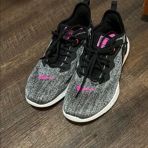Nike Women's Black and Pink Athletic Shoes
